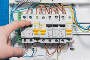 Ups system maintenance bypass switch